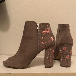 Candies women’s 10M gorgeous grey heels w peep toe flower embroidery on the heel